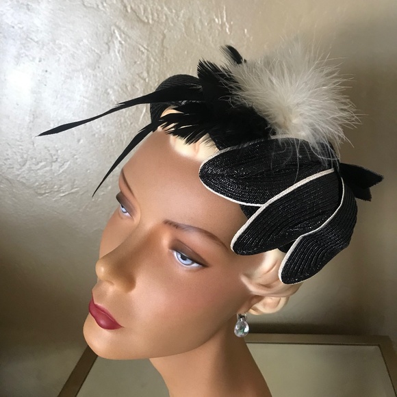 LOVELY 1950s\' BLACK STRAW TOQUE WITH WHITE EDGED \